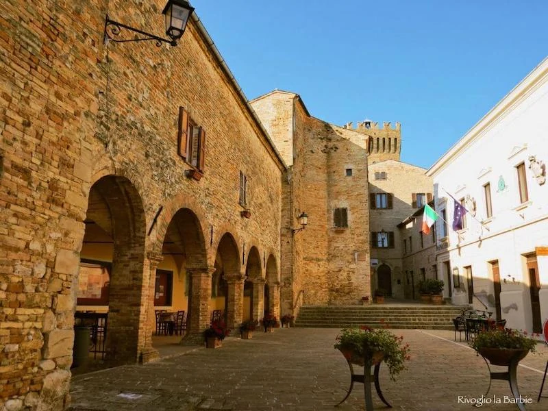 borghi-valle-dell-aso-piazza-castello-moresco